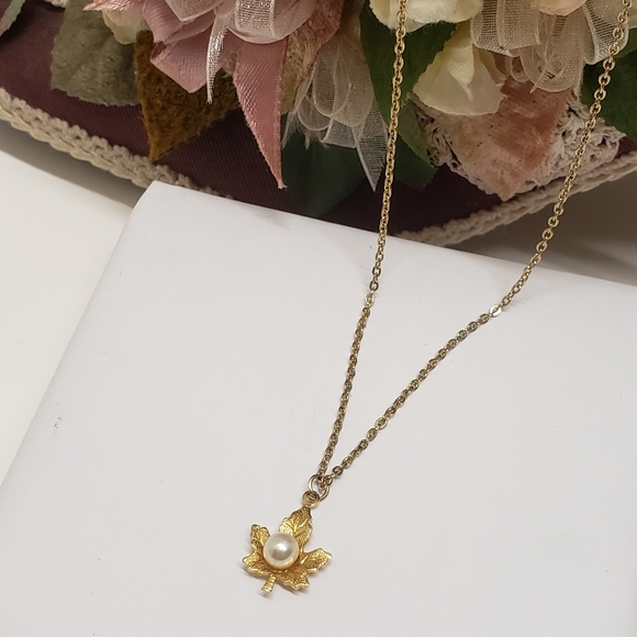 Vintage Petite Gold Leaf with Pearl Necklace - Picture 3 of 5